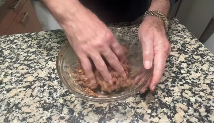 Amasar la masa con las manos limpias hasta que esté bien integrada.