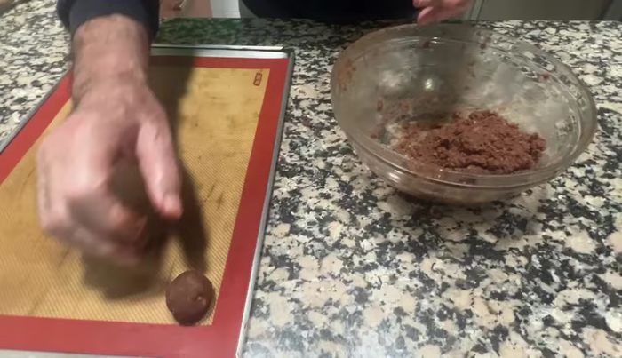 Formar bolitas de masa y colocarlas en un tapete de silicona o papel de hornear.