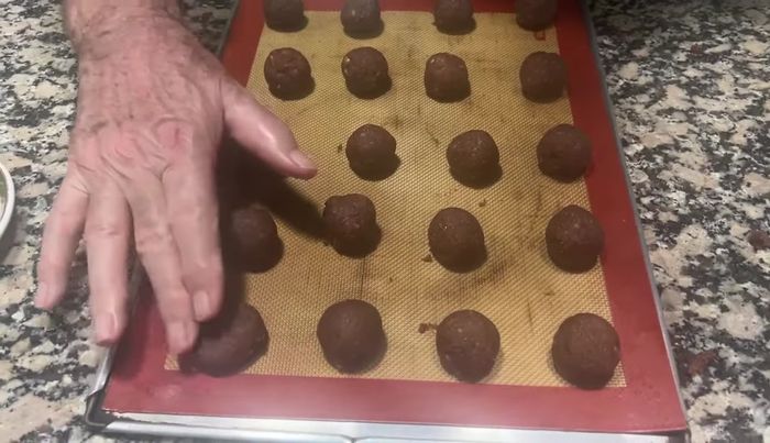 Aplastar ligeramente las bolitas con los dedos.