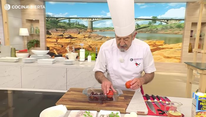 Precalentar el horno a 220 grados. Colocar los pimientos choriceros y los tomates pera en una bandeja de horno con una pizca de sal y un chorrito de aceite.