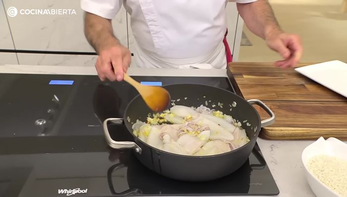 Retirar del horno los pimientos y tomates, dejar enfriar y triturar.