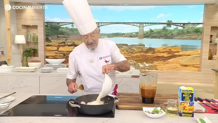 Agregar el arroz a la cazuela con los chipirones, mezclar bien.