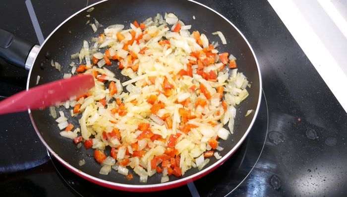 Una vez la cebolla esté blandita, añadir el tomate picado con su jugo. Cocinar hasta que esté blando. (114.52)