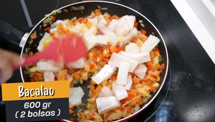 Añadir el bacalao cortado en trozos pequeños y cocinar unos minutos hasta que esté en su punto. (144.48)