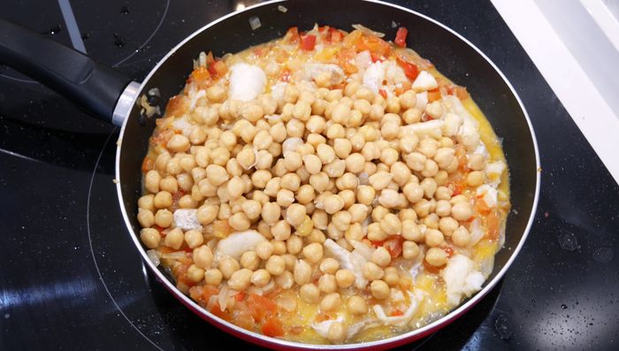 Incorporar los garbanzos y mezclar hasta que se calienten. (175.879)