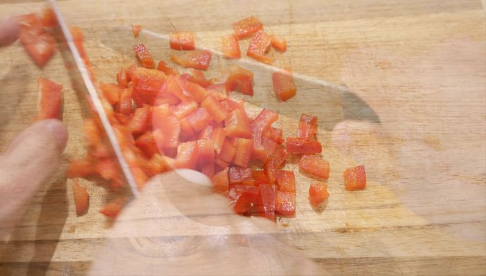Cortar el pimiento rojo y la cebolla en daditos pequeños. (34.04)