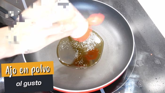 En una sartén amplia, calentar aceite a fuego medio. Agregar ajo en polvo. (52.68)