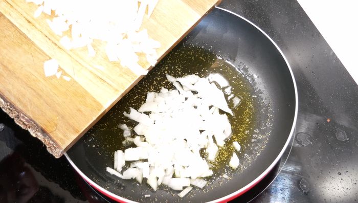 Cuando el ajo se dore, añadir la cebolla y cocinar hasta que esté blandita. (59.8)