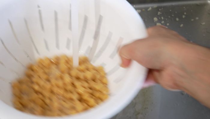 Mientras, lavar los garbanzos cocidos. Picar los tomates en daditos pequeños. (93.36)