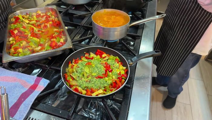 Preparación del relleno: Preparar un pisto de verduras (cebolla, ajo, tomate). Cocinar la carne picada (pollo). Mezclar el pisto y el pollo.