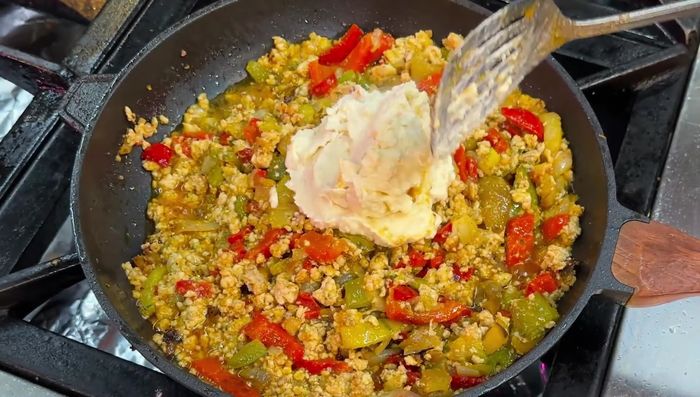 Añadir queso al relleno (se puede usar queso fresco, queso de untar, etc.).