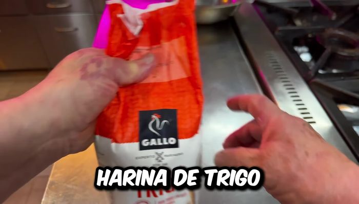 Preparación de la masa: En un recipiente, mezclar harina de trigo con agua tibia, azúcar y levadura. Dejar reposar hasta que doble su tamaño (aproximadamente 40 minutos).