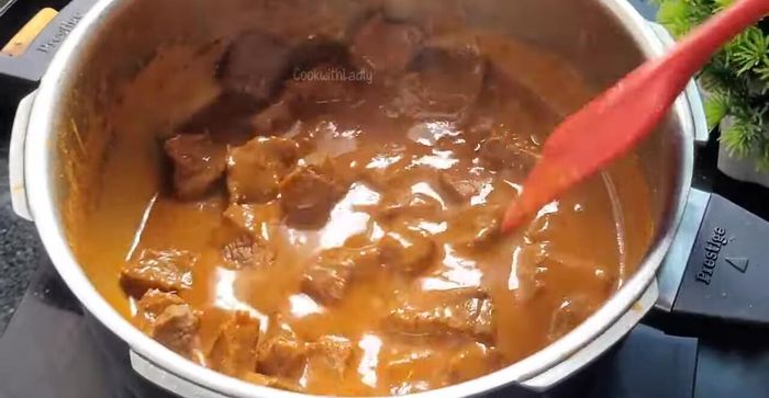Apagar el fuego y dejar enfriar. Comprobar si la carne se desmenuza fácilmente. Si hay agua, cocinar a fuego alto hasta que se seque. (107.52)