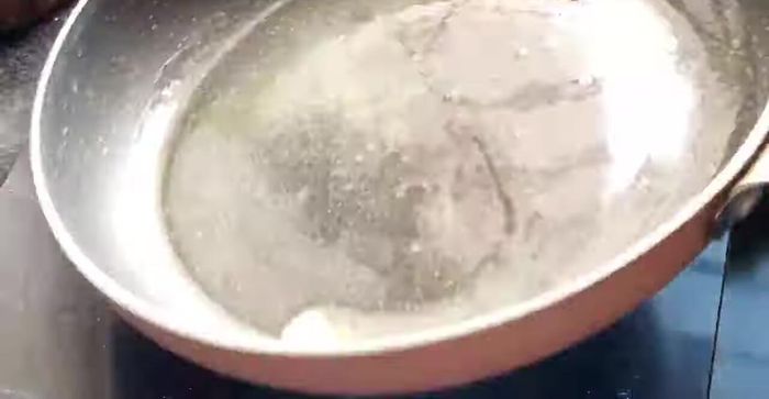 Calentar la mantequilla en una sartén. Agregar la carne y cocinar a fuego medio-alto durante 2-3 minutos por cada lado, revolviendo ocasionalmente, hasta que esté completamente seca. (130.319)