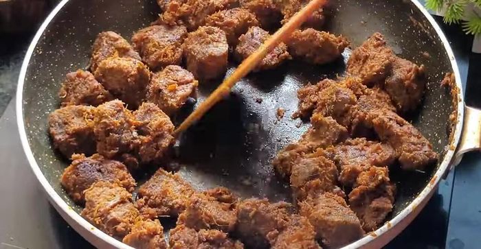 Hacer un espacio en el centro de la sartén. Colocar un carbón encendido, agregar ghee/mantequilla/aceite encima y cubrir la sartén durante 4-5 minutos para darle un sabor ahumado a los kebabs. (164.16)