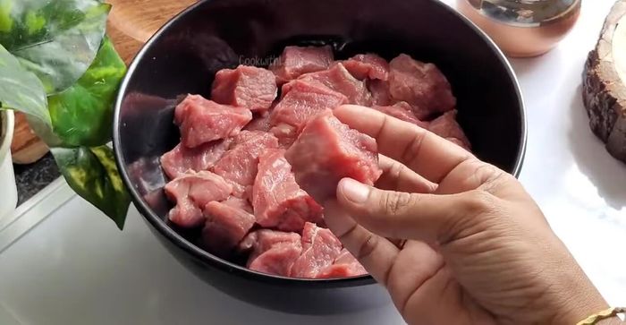 Cortar la carne de cordero en trozos pequeños. (25.279)