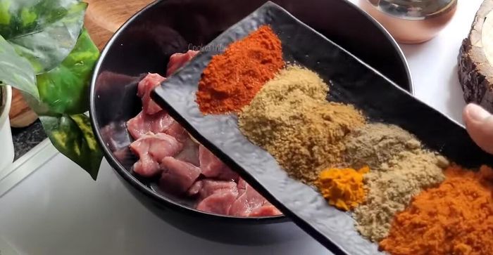 Marinar la carne con jugo de limón, pasta de jengibre y ajo, especias (chile rojo, cilantro, comino, pimienta negra, cúrcuma, chaat masala, tandoori masala), sal, cuajada, aceite y colorante alimentario (opcional). Mezclar bien. (27.439)
