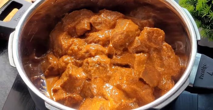 Cocinar la carne marinada en una olla con un poco de agua a fuego alto hasta que hierva, luego reducir el fuego y cocinar durante 12-15 minutos. (90.4)