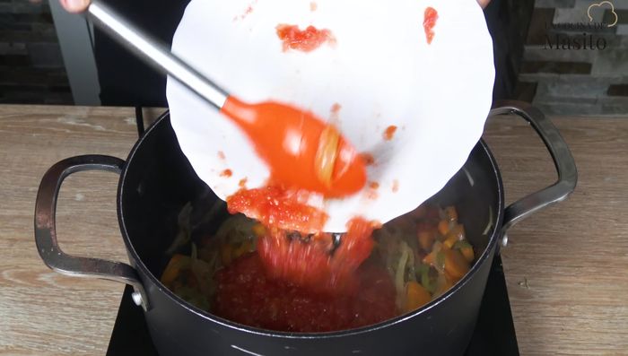Incorporar el tomate rallado, romero, tomillo y una pizca de sal. Cocinar 5 minutos más. (117.119)
