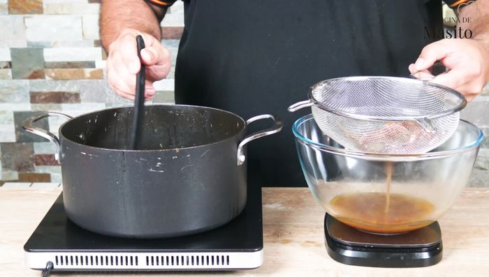 Colar el caldo y reservar las verduras. Triturar las verduras con un poco de caldo con la batidora. (233.93)