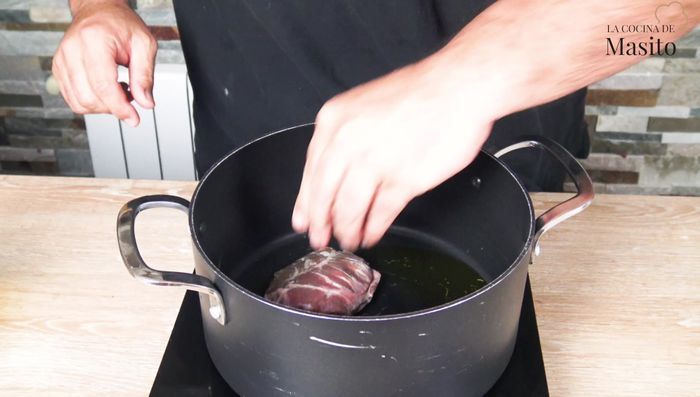 Marcar las carrilleras en una sartén con aceite de oliva virgen extra, sal y pimienta. Retirar y reservar. (19.02)