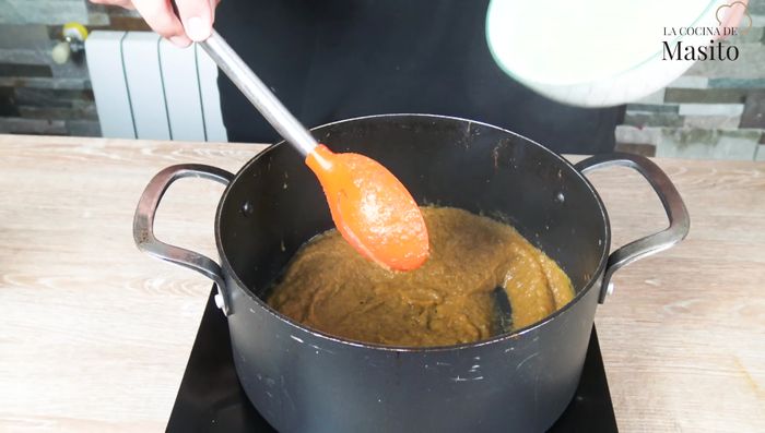 En la cazuela, calentar el puré de verduras y añadir el arroz. Remover durante 1 minuto. (277.419)