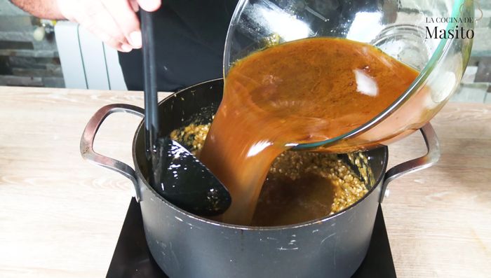 Añadir el caldo reservado, llevar a ebullición, bajar el fuego y cocinar durante 17 minutos, removiendo cada 2 minutos para evitar que se pegue. (303.819)