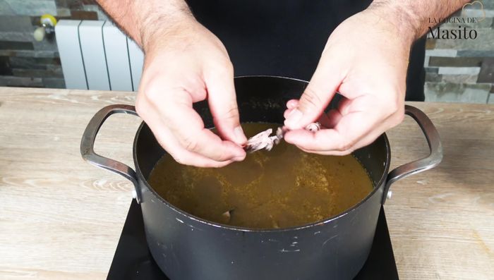 Desmenuzar las carrilleras cocidas e integrarlas al arroz. (327.129)