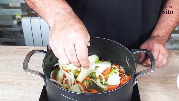 Añadir las cadenas secas desmenuzadas, sal y cocinar durante 10-15 minutos. (84.06)