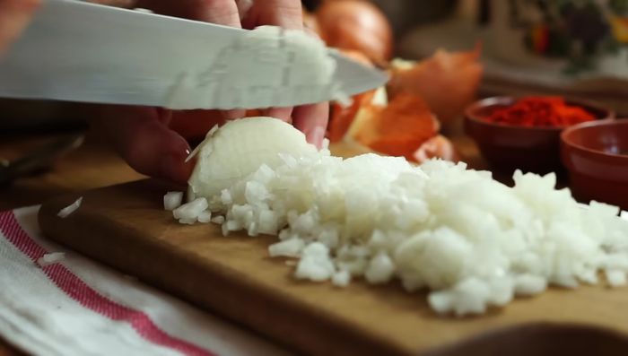 Picar las cebollas comunes y la parte blanca del cebollín. Reservar la parte verde.