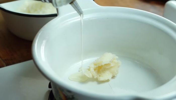 Sofreír en una olla con grasa y aceite: ají molido, pimentón dulce, cebollas. Cocinar hasta que las cebollas estén tiernas y transparentes.