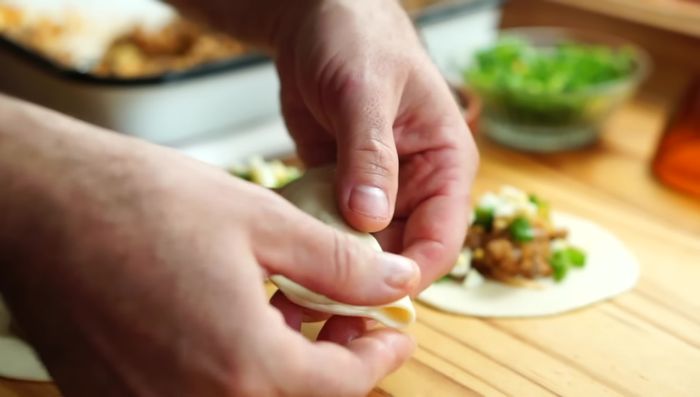Cerrar las empanadas formando medias lunas, sellar bien los bordes y realizar el repulgue.