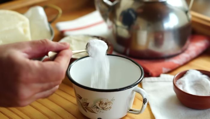 Preparar salmuera: disolver una cucharadita colmada de sal en agua caliente (200ml).