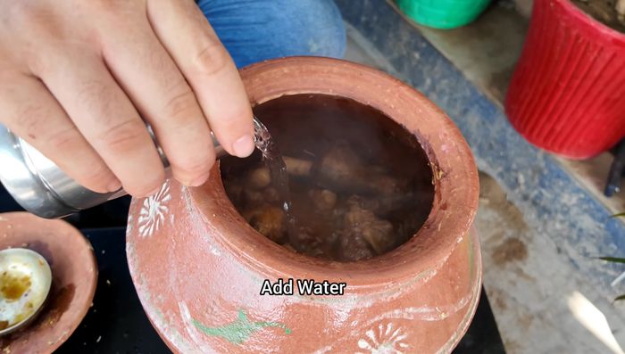 Si es necesario, agregar agua para obtener una consistencia de curry deseada.