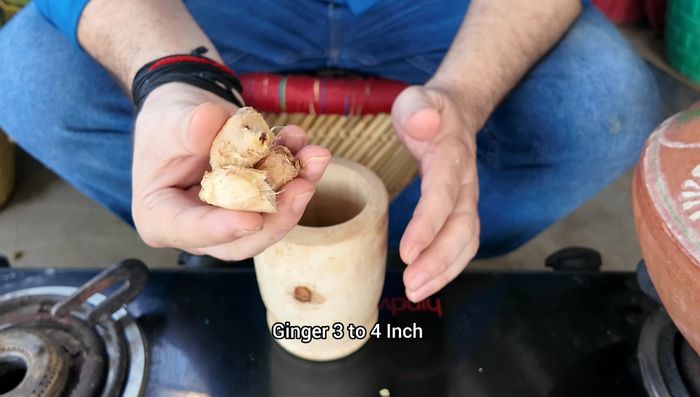 Machacar el jengibre (3-4 pulgadas) y el ajo en un mortero.