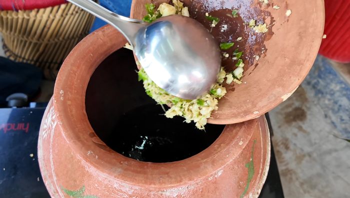 Agregar la mezcla de jengibre, ajo y chile al aceite caliente.