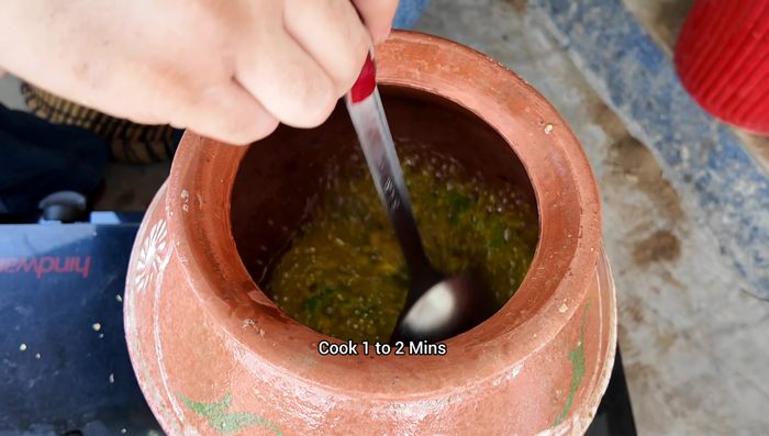 Cocinar la mezcla durante aproximadamente un minuto.