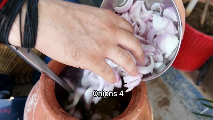 Agregar las cebollas y cocinar a fuego alto hasta que estén transparentes (10-12 minutos).