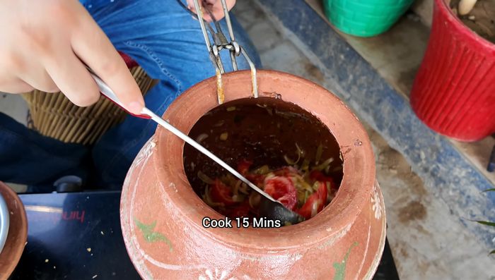 Agregar los tomates y la sal, cocinar a fuego alto durante 10-12 minutos.