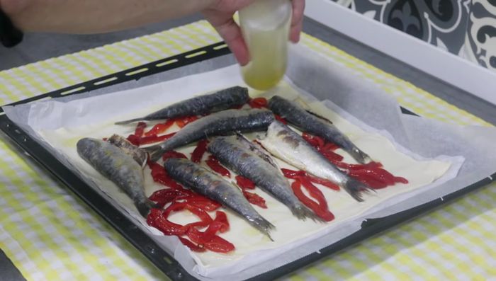 Añadir un poco más de aceite de oliva por los bordes.