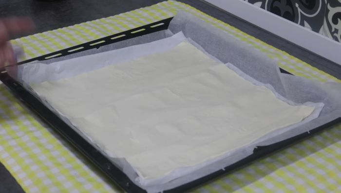 Precalentar el horno a 200 grados.