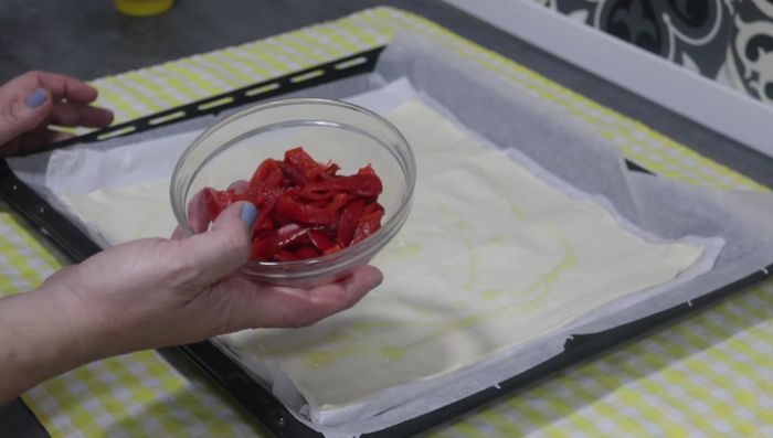 Agregar el pimiento rojo cortado.