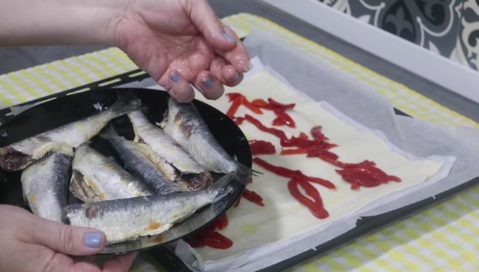 Colocar las sardinas saladas lavadas sobre el pimiento.