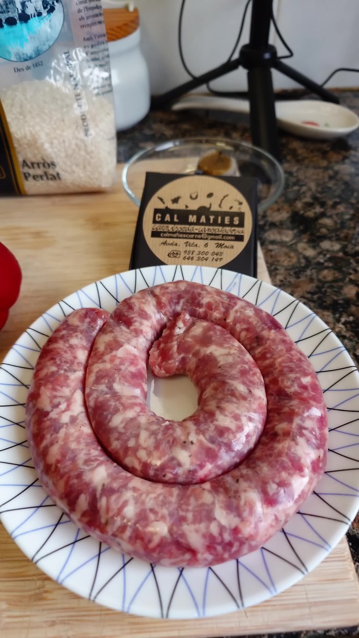 Sofreír la butifarra artesana hasta que esté dorada.