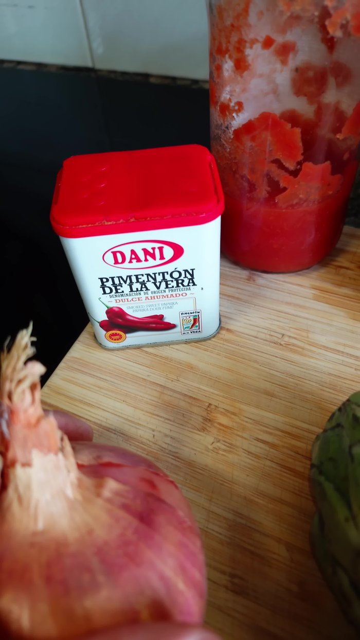 Incorporar el pimentón dulce y el tomate. Sofreír hasta que se reduzca el líquido.