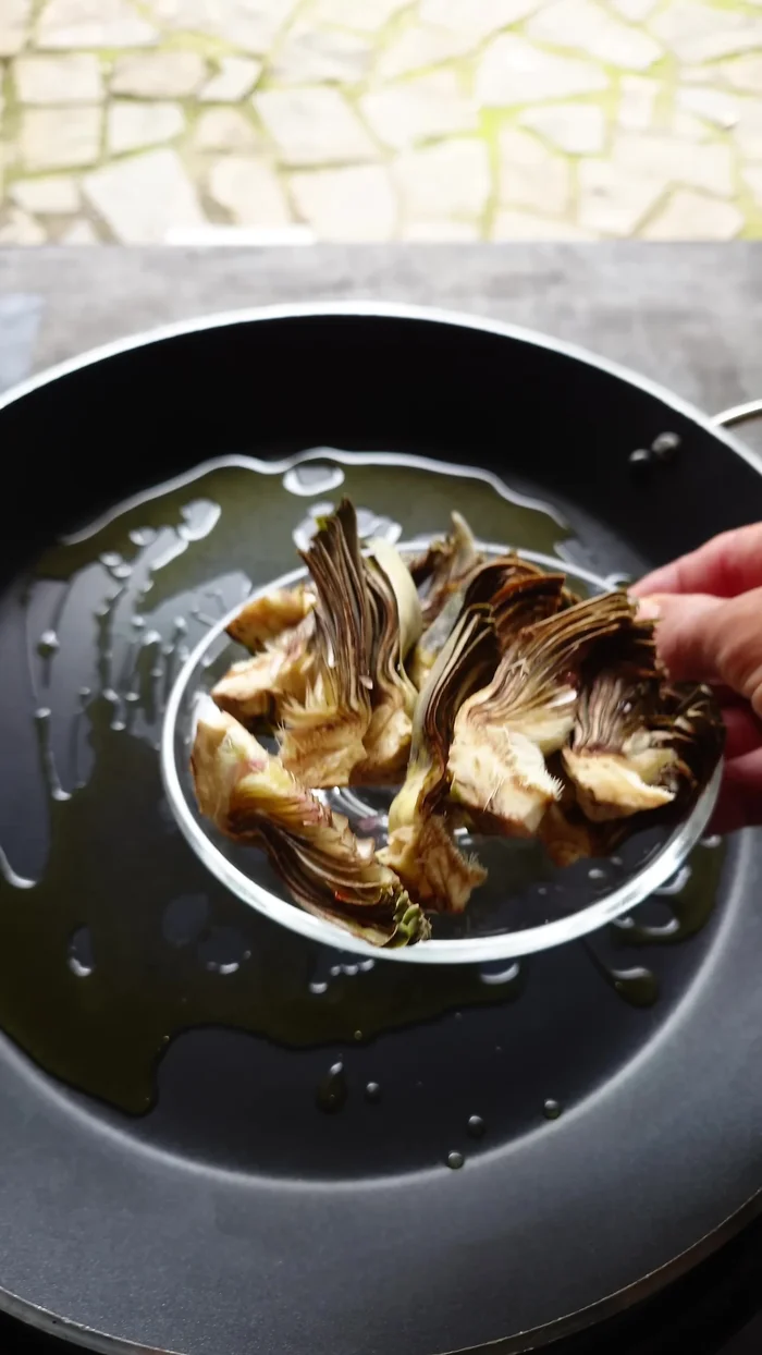 Agregar el caldo de pescado (o vino blanco/coñac), la melsa de sepia y la tinta para dar color.