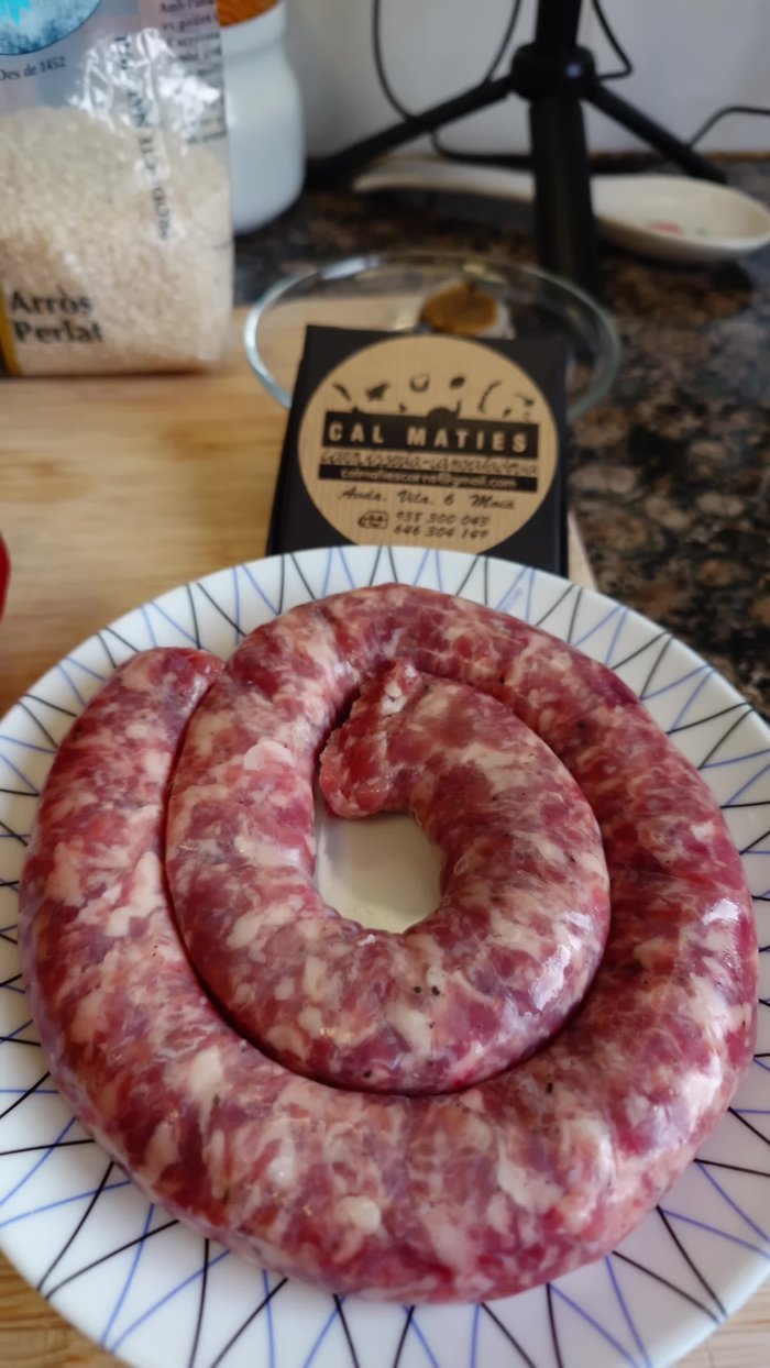 Añadir los ajos tiernos, alcachofas, pimiento americano, cebolla de Figueras y sofreír.