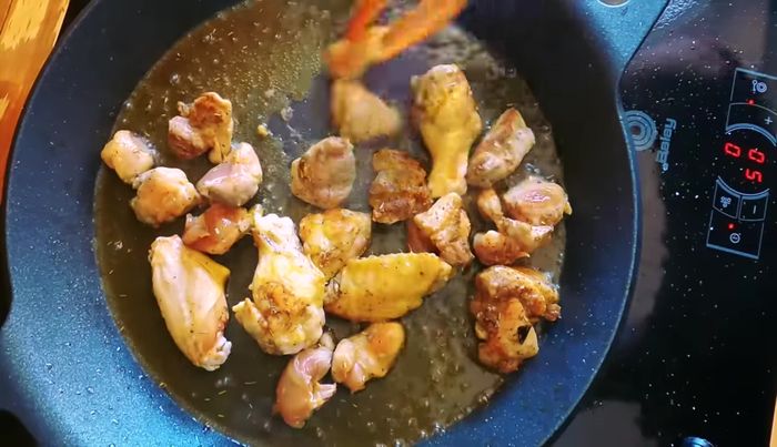 Sofreír el pollo macerado a fuego medio durante 7-10 minutos hasta que esté dorado (150.959).
