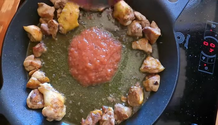 En la paella, hacer el sofrito con el tomate rallado durante 2-3 minutos (186.64).