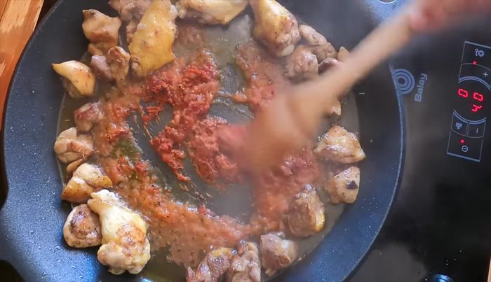 Añadir el pimentón y la ñora al sofrito y mezclar (199.76).
